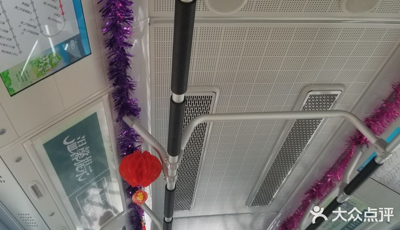 踏上去的一瞬间，惊讶到了，座位加成两排