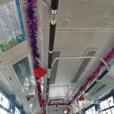 踏上去的一瞬间，惊讶到了，座位加成两排