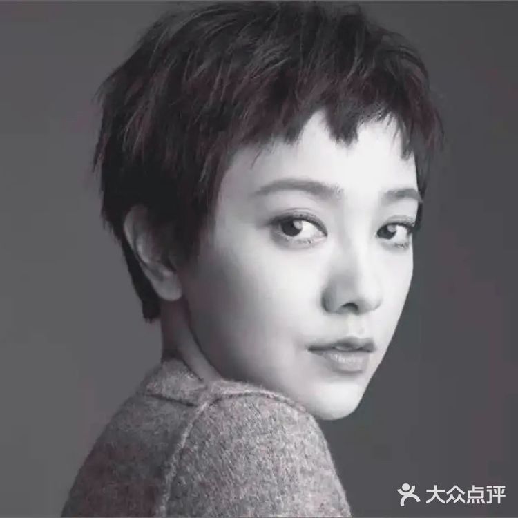 ​眉上刘海就是短于眉毛的刘海，最早就锯齿刘海