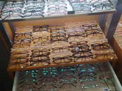 -优医视平价眼镜蔡司依视路折扣工厂店(十里堡店)