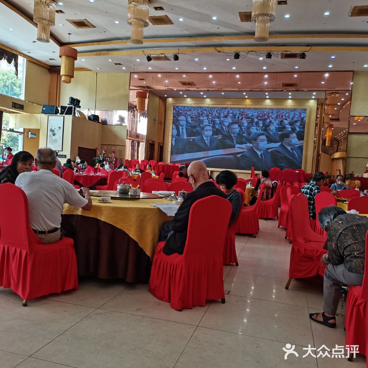 大堂楼层空间够高，大，空气好，坐得舒服「水晶鲜虾饺」