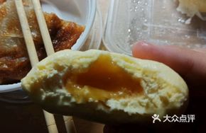 Handmade Flowing Yolk Bun