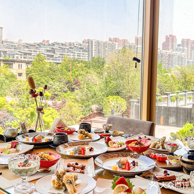 坐在窗边就可以看到南湖的风景