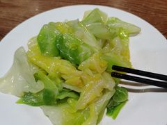 炝炒圆白菜-清真吴记门钉肉饼·喜多利