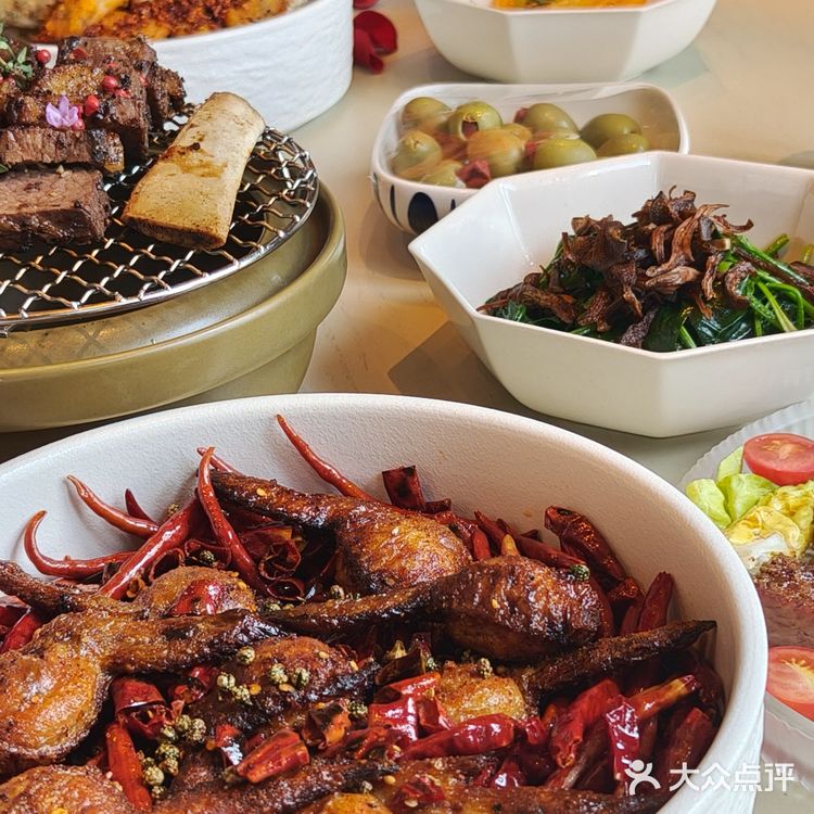 听说外国人都要来新粮仓过圣诞，还有假面舞会