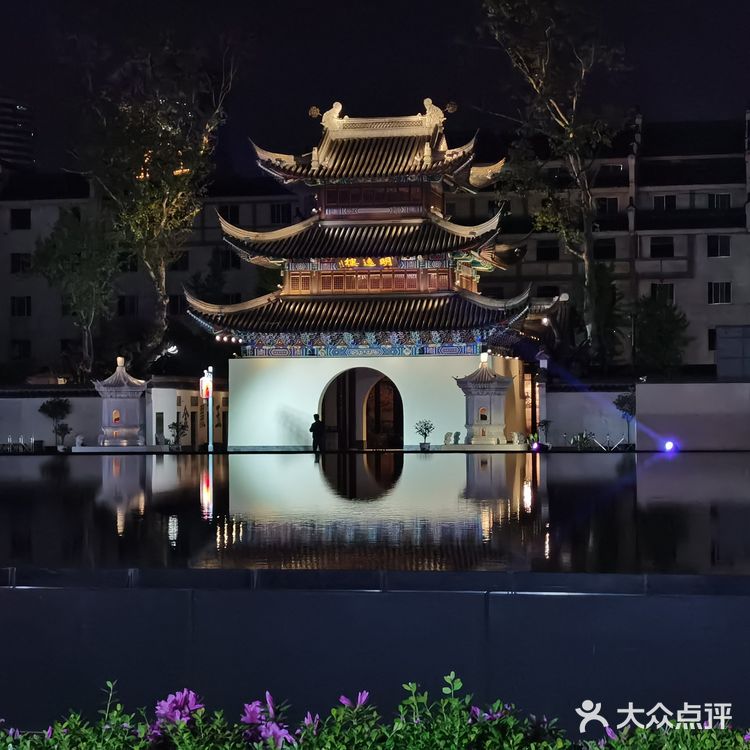 夜幕降临 华灯初上  一场穿越时空的对话