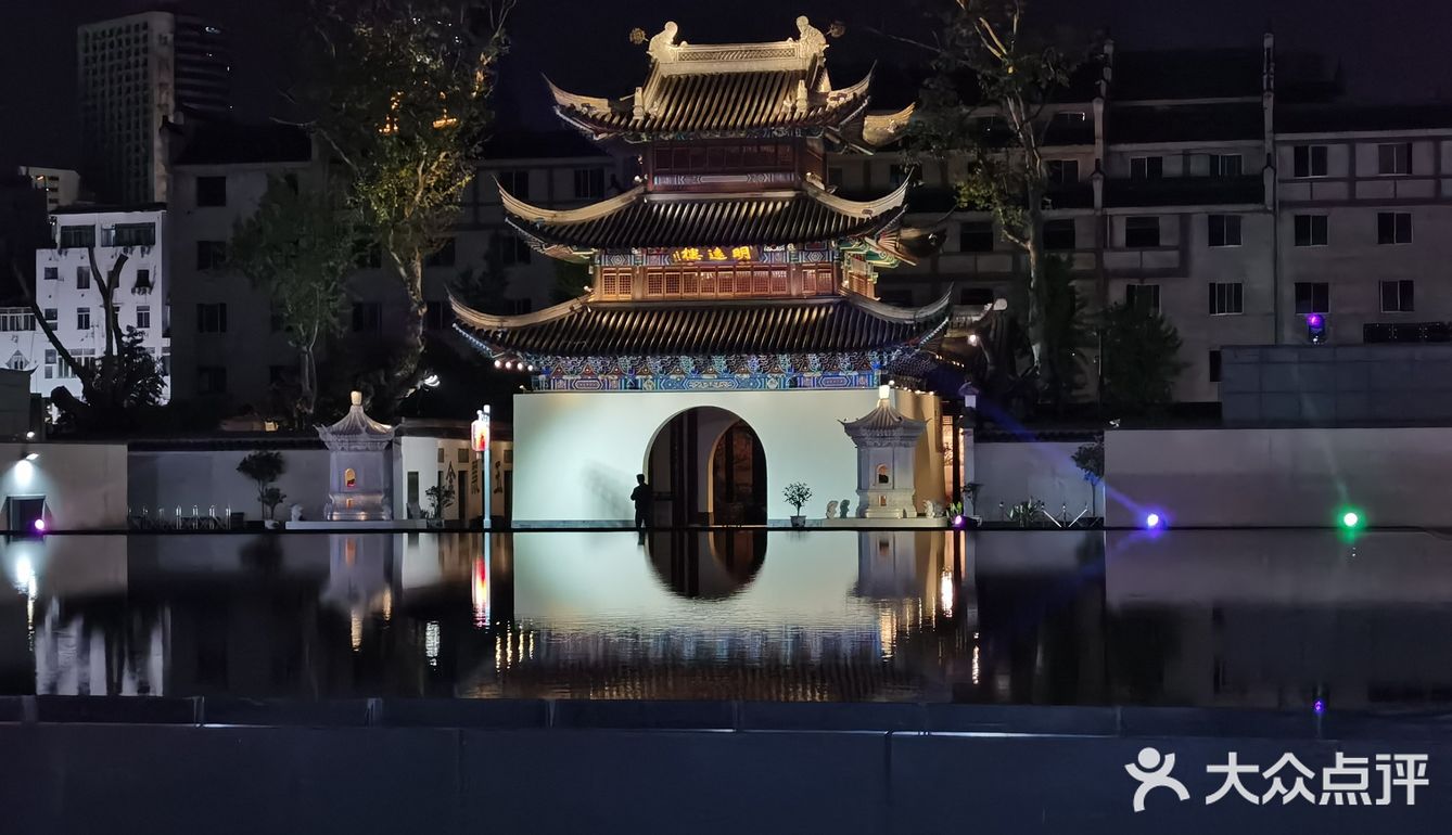 夜幕降临 华灯初上  一场穿越时空的对话