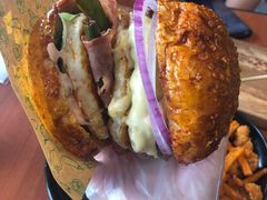 双蛋指椒牛肉汉堡-魏斯理汉堡(西安沣东吾悦店)