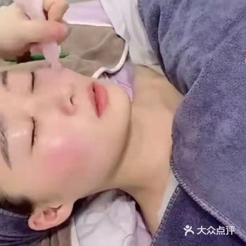晚睡会让肌肤的锁水能力变得差,第二天早上醒来你会觉得