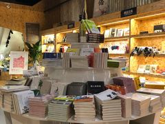 -新华里咖啡书吧(新华书店小寨店)