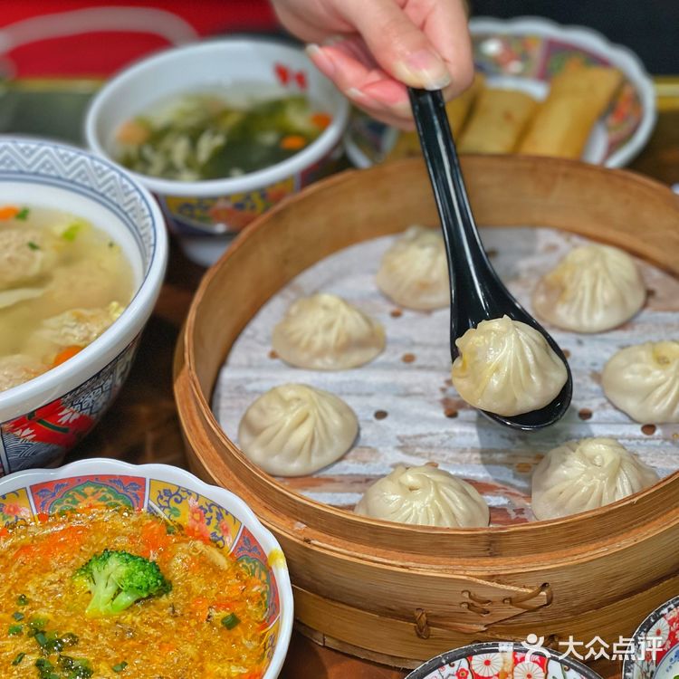 上海旅游必打卡高人气蟹粉面，现场活蟹拆蟹
