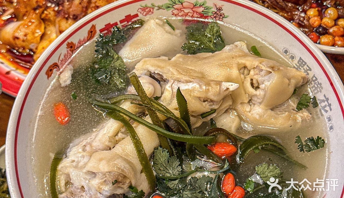 我zui爱他们家的招牌老妈蹄花了！猪蹄炖的软烂！