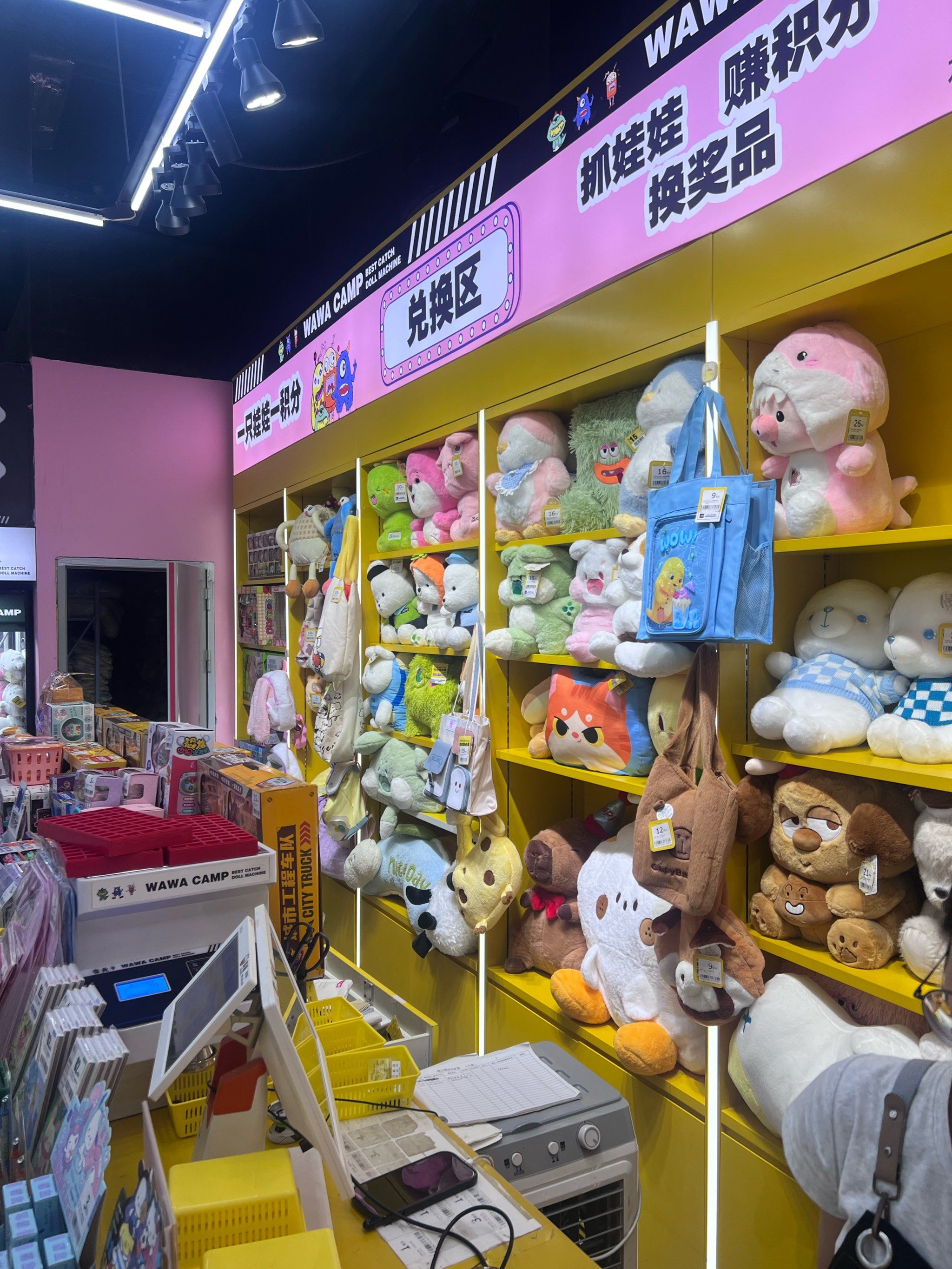 娃娃很好看,小姐姐很好,帮忙摆位置