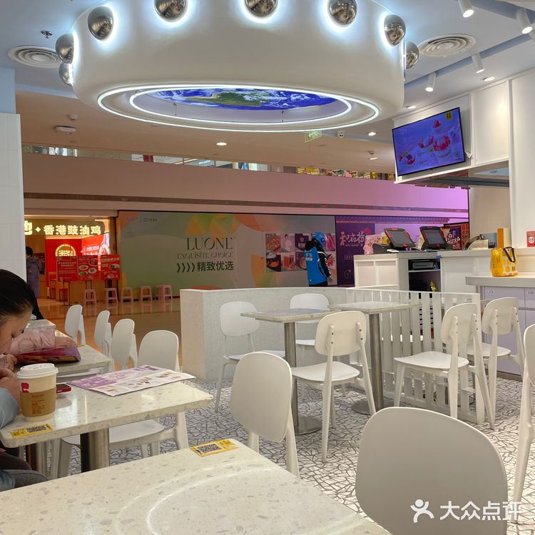 作为甜品控，没次吃到这些都很开心。这家店在凯德地下二层