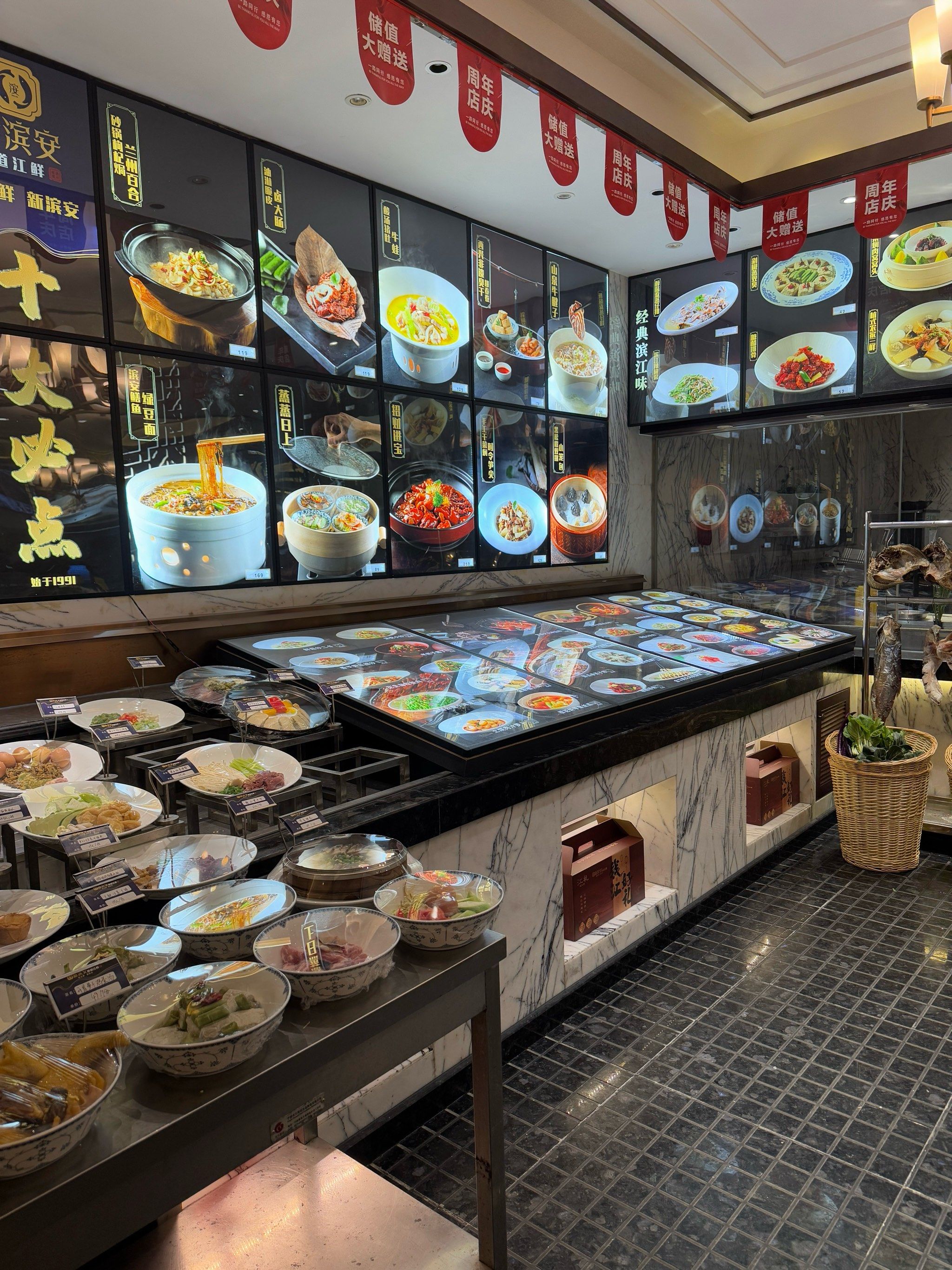 滨江一家经常去聚餐的餐厅,
明档点菜区,食材新鲜