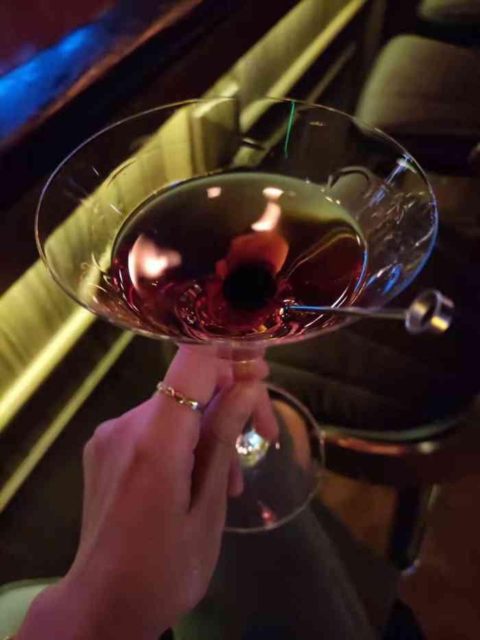 挺有feel的一家小店,以前在这楼上过舞蹈课,没注意到还有这么多小酒吧