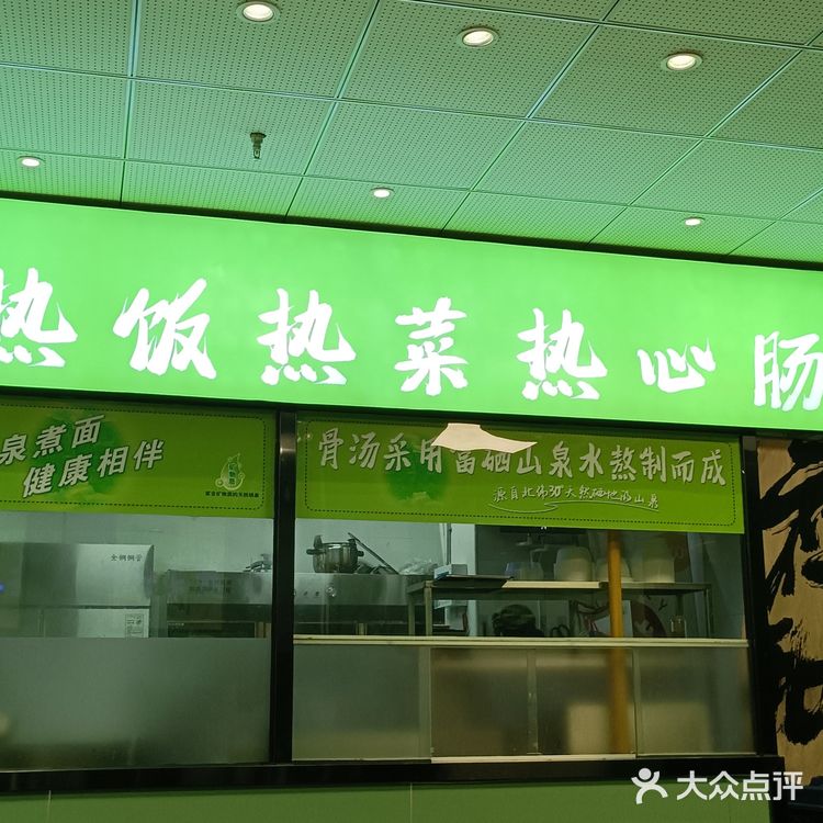夜晚的美食探店之旅