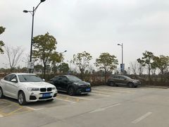 -奕欧来上海购物村停车场