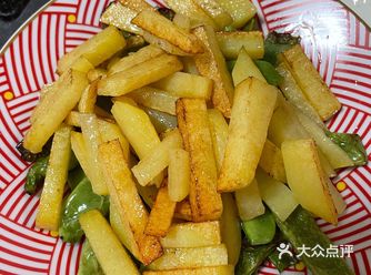 食材：土豆，芸豆，蒜末，耗油一点，老抽一点，盐适量