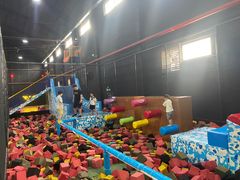 -嘿哟动霸CHUA·新潮玩运动娱乐中心·蹦床滑冰团建乐园