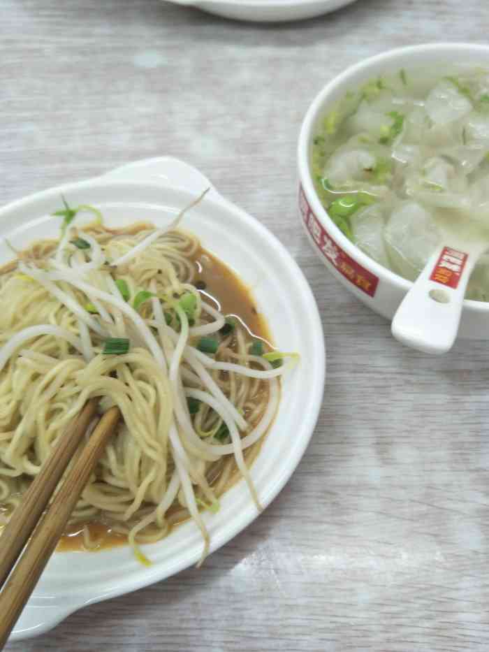 扁肉皮超級薄,餡的味道一般.湯很清淡適合減肥的夥伴嚐嚐.