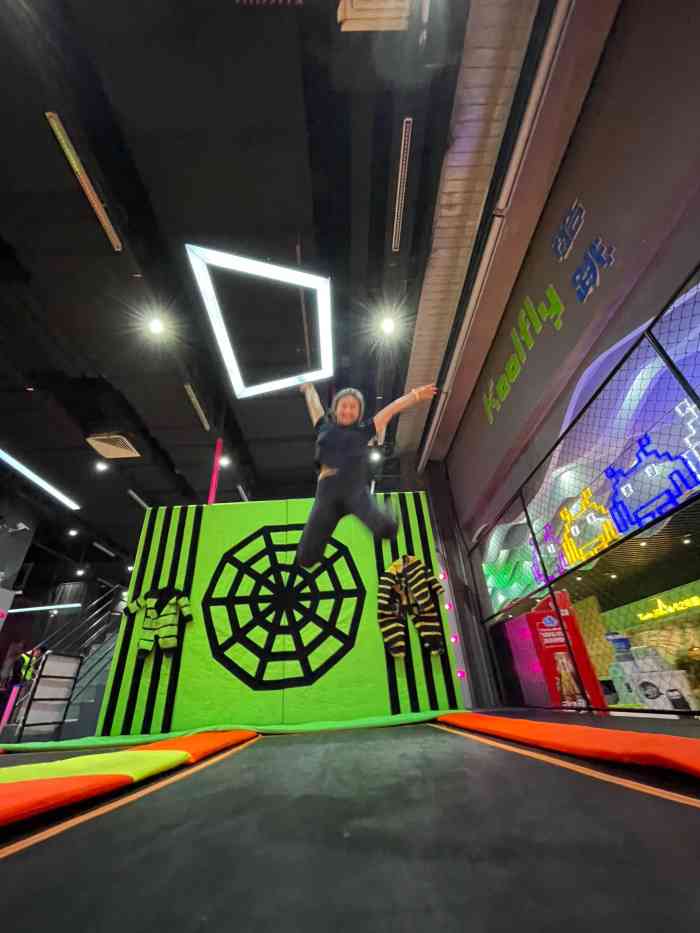 酷跳蹦床主题公园(万胜广场店)-"万胜广场负一层,前台交30元手环按金