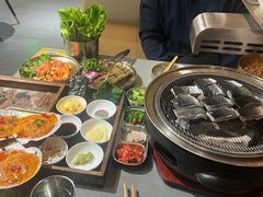 -围炉肉舍•炭烤活鳗•丹东海鲜烤肉(步行街店)