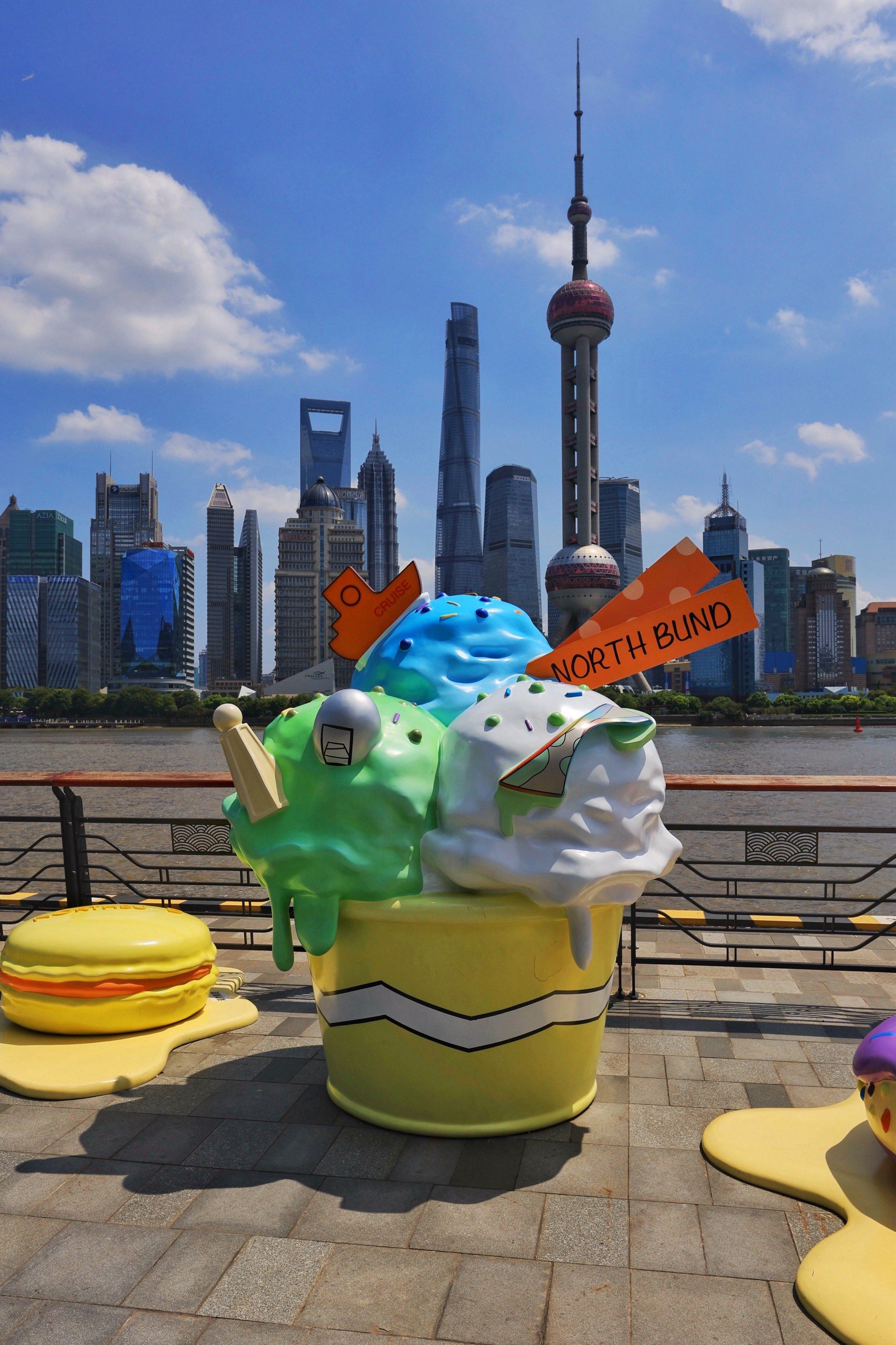 黄浦江边来了一只大黄鸭