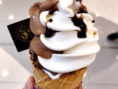 双色软冰淇淋蛋筒-GODIVA(王府井apm店)