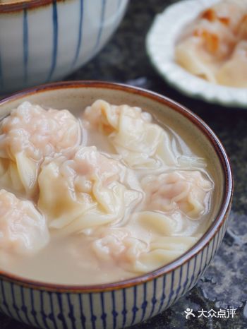 这家云吞经常吃，早上买了一斤饺子两斤云吞，每次买生的