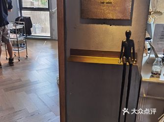 工业风格很帅气的一家店，就在壹处的二楼，来之前需要提