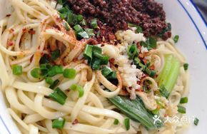Fried Soy Sauce and Spicy Sauce Tossed Hand-Pulled Noodles