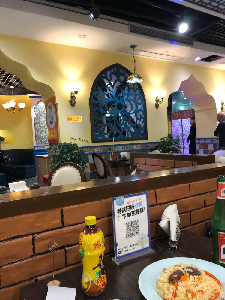 新疆金胡杨美食餐厅-"第一来这吃新疆菜,首先要说的是店家十分热.