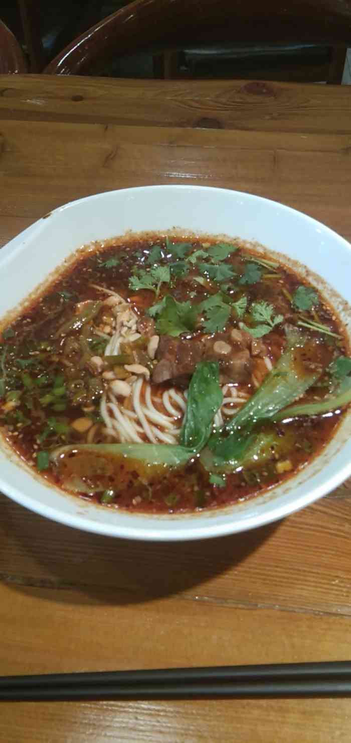 资味骨汤小面-"位置在万科明天广场,点评网上有两家一样的.