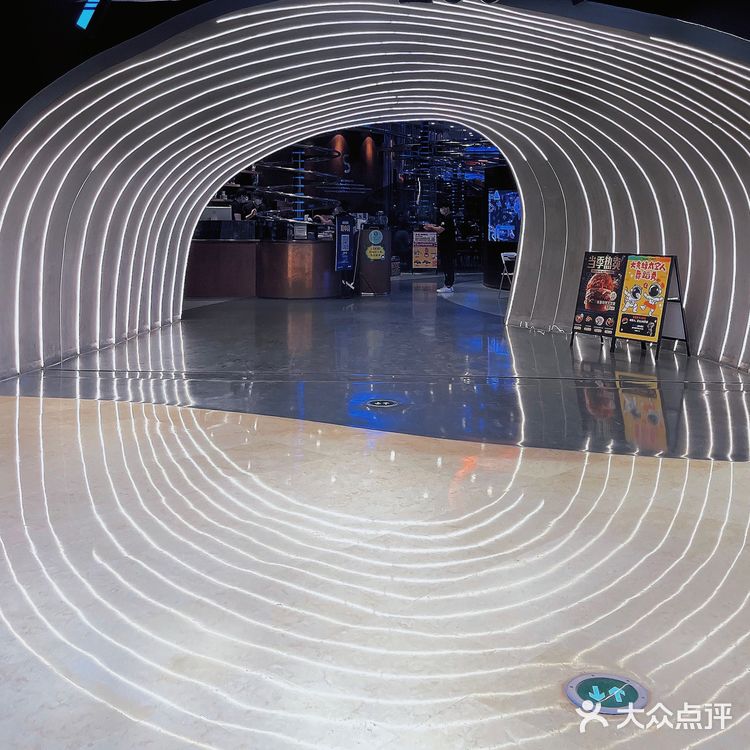 这家餐厅有点酷炫，还能看电影👀