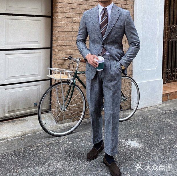 西装成套穿即显正式又看着气派