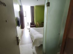 -卡罗酒店(东门晒布地铁站店)