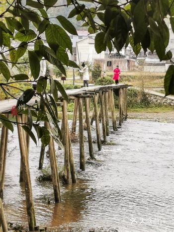 黎平有两座特别的桥，红军桥和天生桥