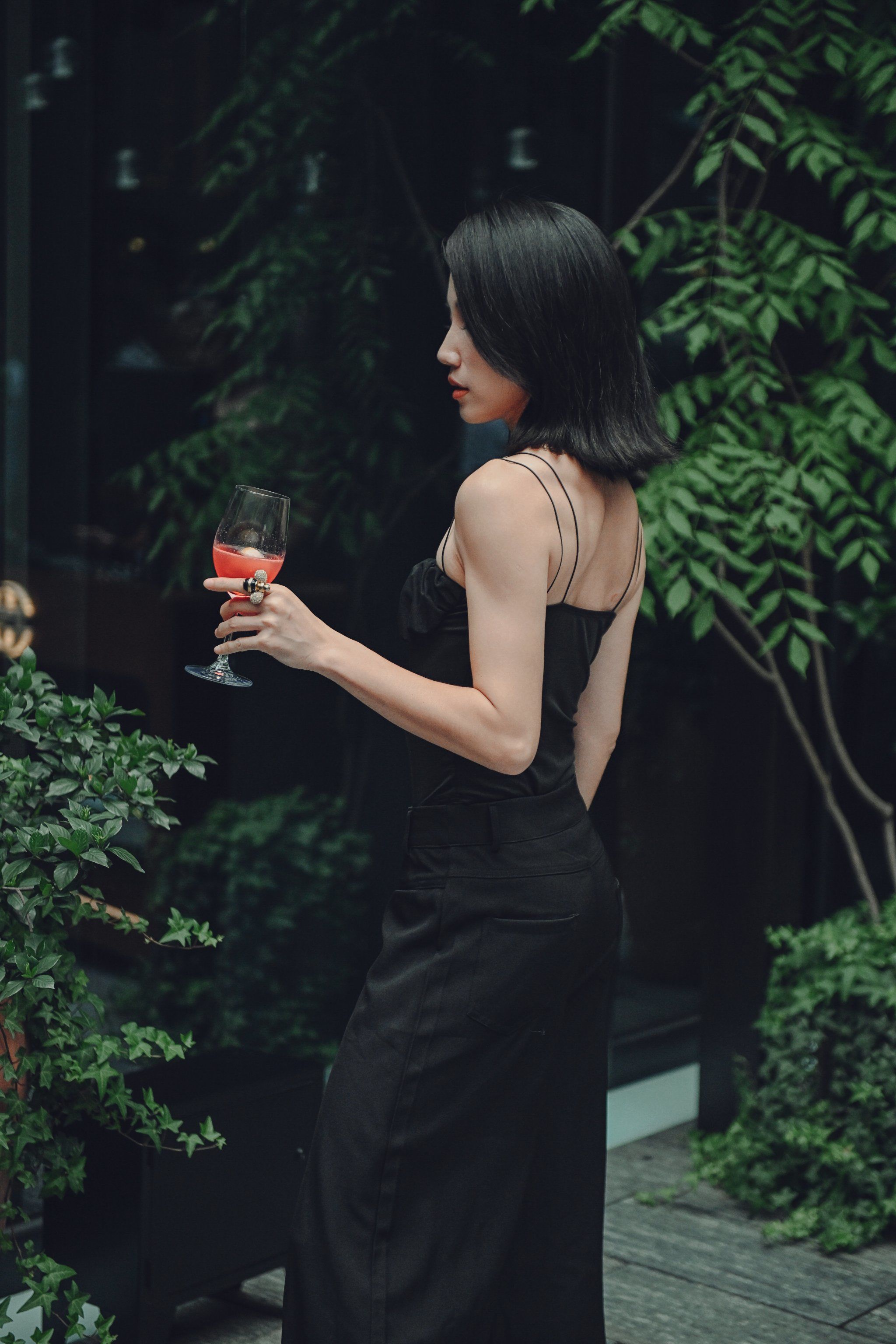 黑发黑衣服,黑色经典永不过时