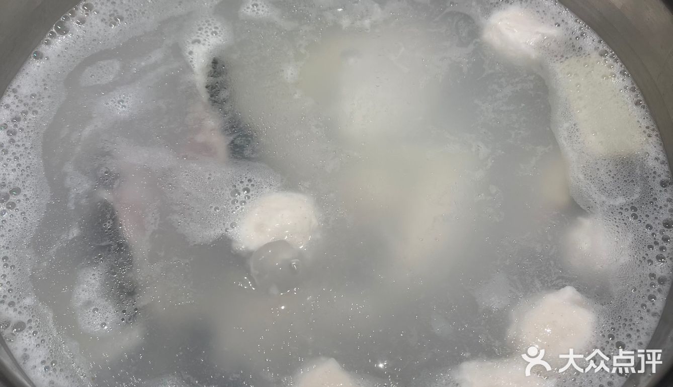 成箱农夫山泉矿泉水作锅底