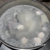 成箱农夫山泉矿泉水作锅底