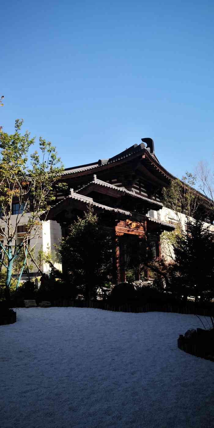 世茂莲花山小镇-"晚上到的,售楼处已经下班了,建筑古色古香.