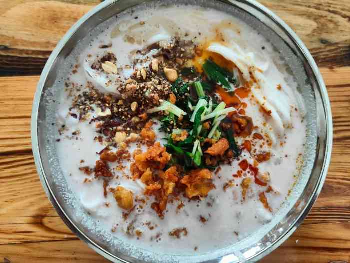 花生汤米线很香 大桌上有各种调料小菜任意加早上花个9块钱热腾腾吃上