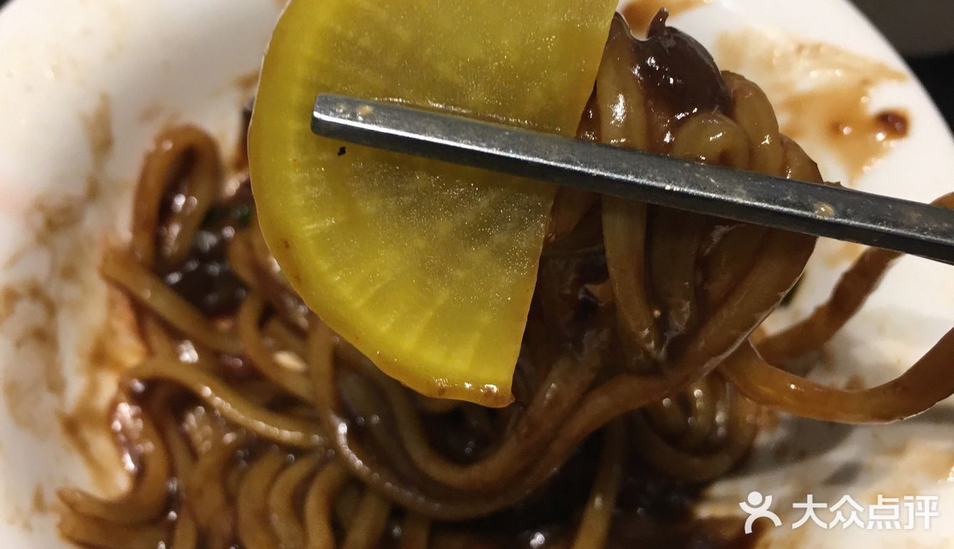 糖醋肉真的好吃，最喜欢里面的炸年糕了，酱炒鸡酸甜