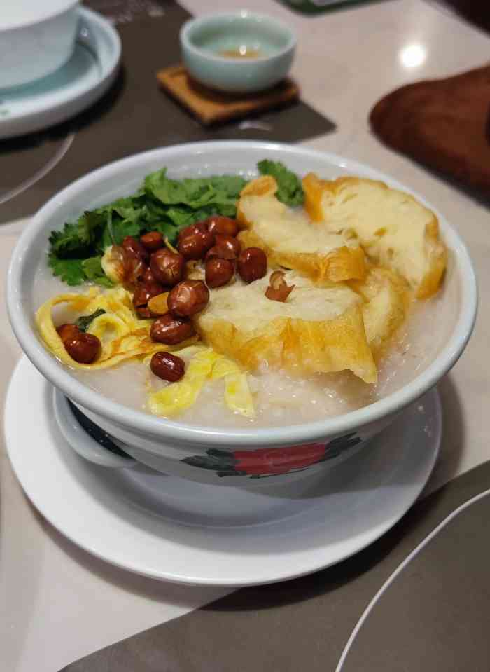 沉寂了一段时间,周末找个地喝早茶去,家人看到推荐就来了悦满楼 周日