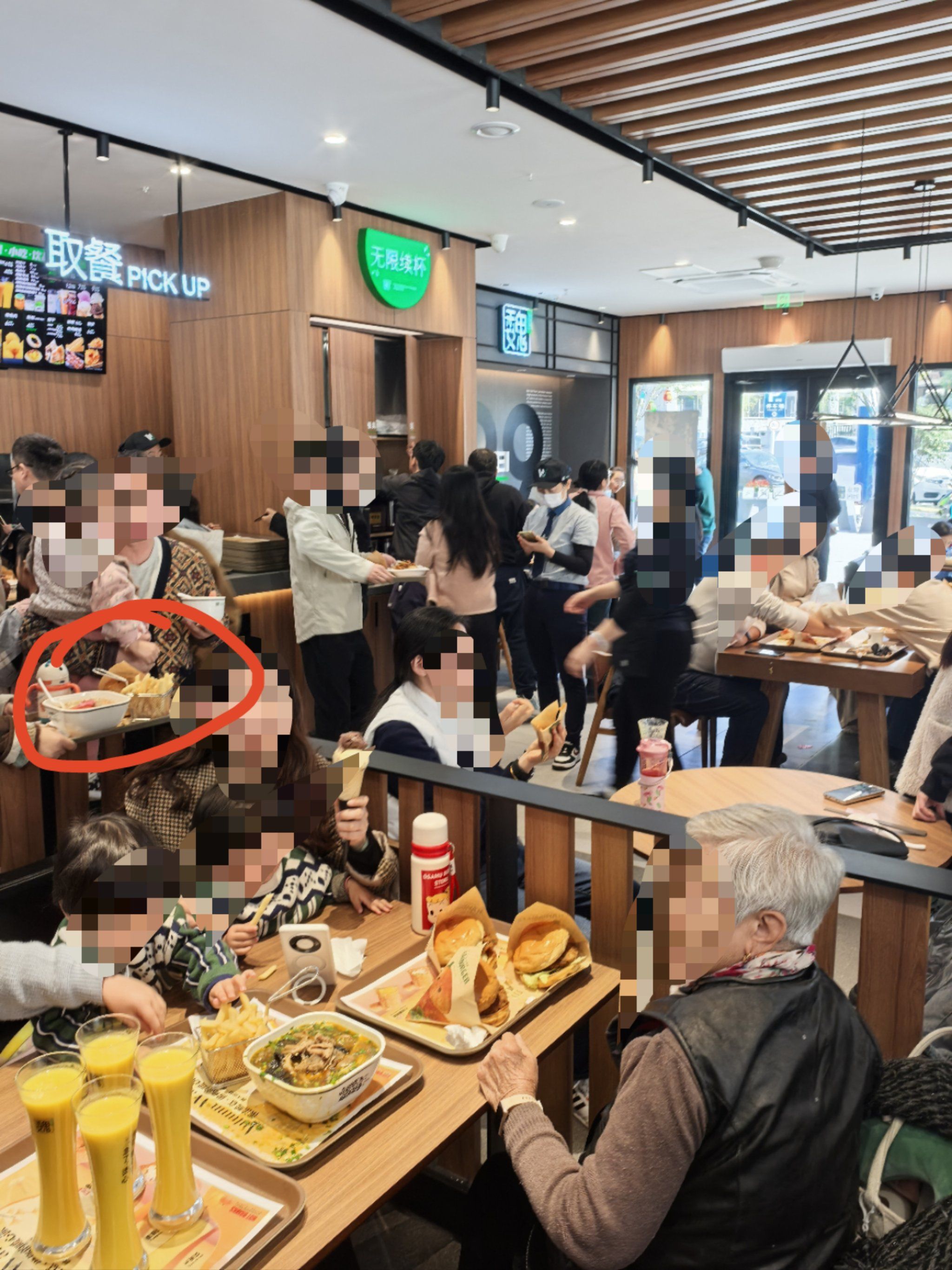 店长和个别服务员是从屠宰场找的吧?