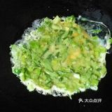 春节菜谱 | 最简单的芹菜煎蛋