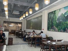 大堂-胡须哥网红竹筒菜