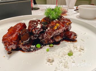 排骨很多店都能做的好吃，酱的炖的煲汤的油炸的……但能