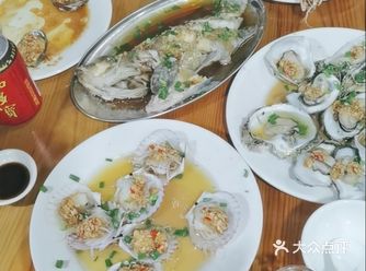 自己去市场买海鲜。然后自己在住的民宿老板给加工费